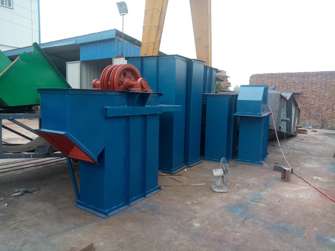 斗式提升機(jī)的料斗用不用要定期清理啊?(斗式提升機(jī)的料斗分為)