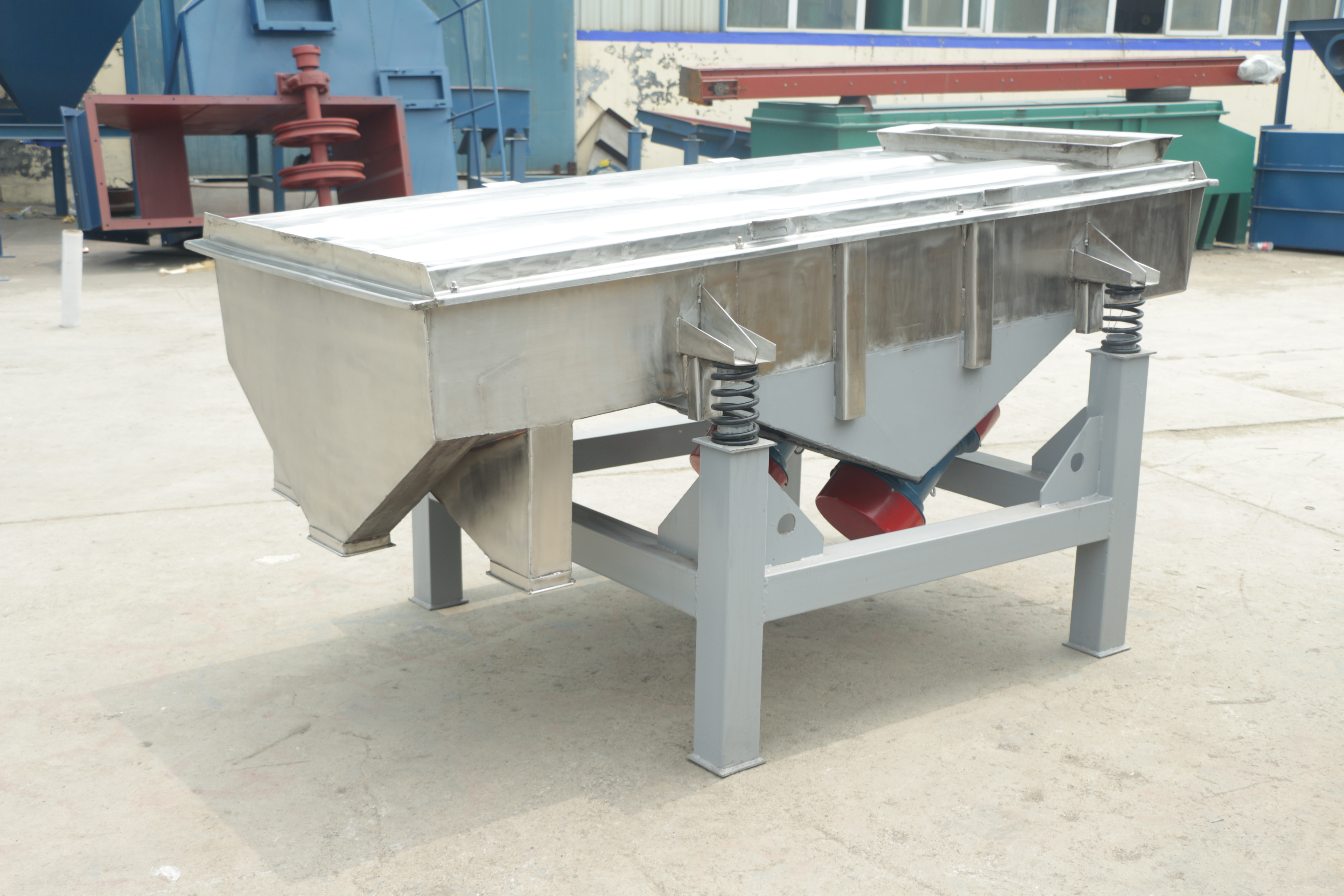 &emsp;烘干砂多層分級(jí)直線篩選機(jī)篩保養(yǎng)不到位引起的故障